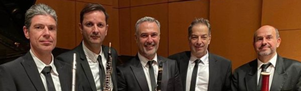 ΚΟΥΙΝΤΕΤΟ ΞΥΛΙΝΩΝ ΠΝΕΥΣΤΩΝ ΑΙΟΛΟΣ ΦΩΣ ΜΕΣΑ ΑΠΟ ΤΟ ΣΚΟΤΑΔΙ: ΜΟΥΣΙΚΗ ΠΕΡΙΠΛΑΝΗΣΗ ΣΤΗ ΜΕΓΑΛΗ ΕΒΔΟΜΑΔΑ