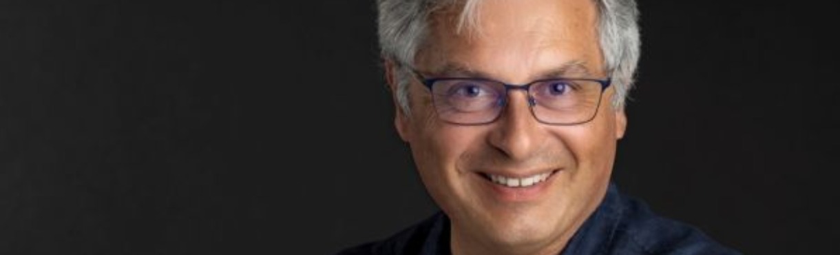 ΣΥΓΓΡΑΦΕΙΣ ΤΟΥ ΚΟΣΜΟΥ ΤΑΞΙΔΕΥΟΥΝ ΣΤΟ ΜΕΓΑΡΟ: DAVID ELBAZ